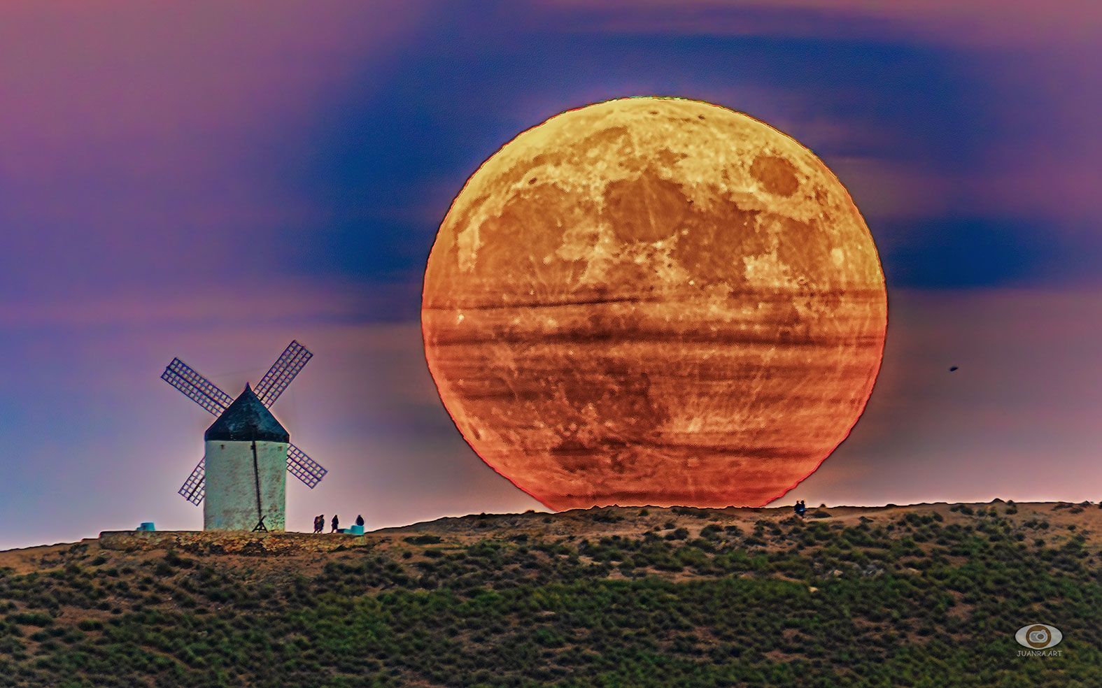 Salida de luna en Consuegra (Toledo)